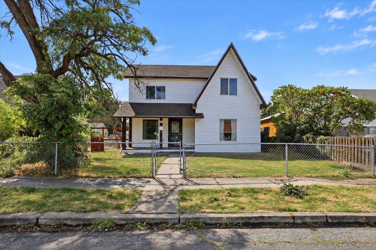 Property Photo: 1712 E Queen Ave WA 99207