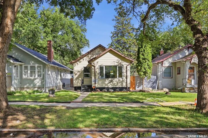 Property Photo:  1304 C Avenue N  SK S7L 1K8 