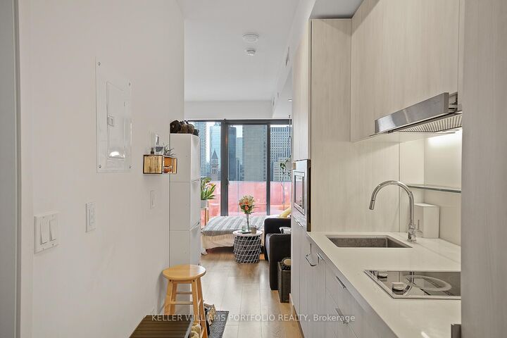 Property Photo:  215 Queen Street W 1909  ON M5V 0P5 