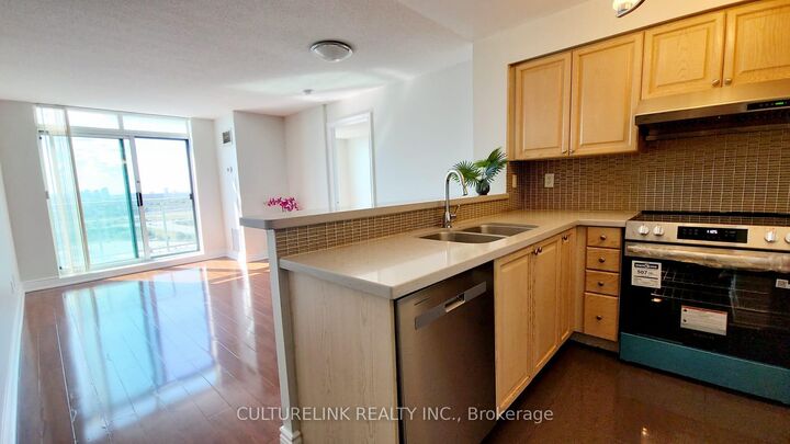 Property Photo:  39 Oneida Crescent Ph 5  ON L4B 4T9 