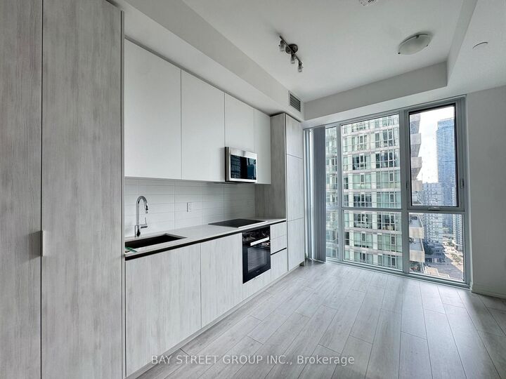 Property Photo:  400 King Street W 2416  ON M5V 1K2 