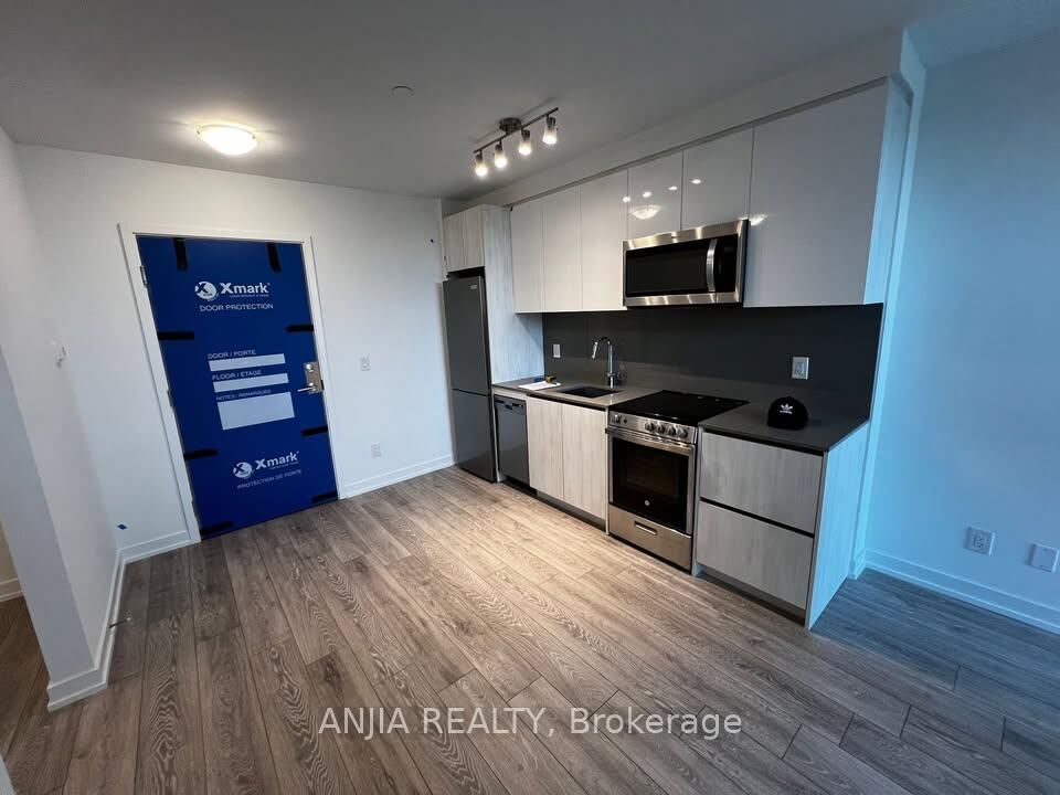 Property Photo:  3100 Keele Street 412  ON M3M 2H4 