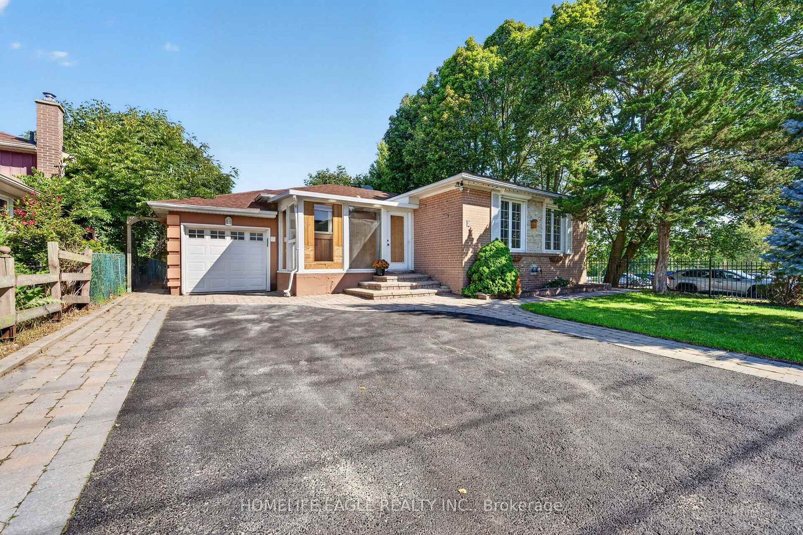 Property Photo:  2 Aurora Heights Drive  ON L4G 2W4 