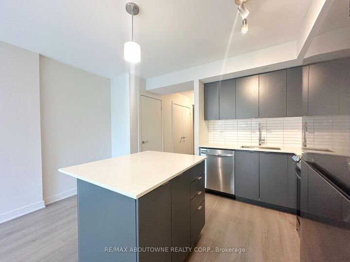 Property Photo:  3385 Dundas Street W 501  ON M6S 2S2 