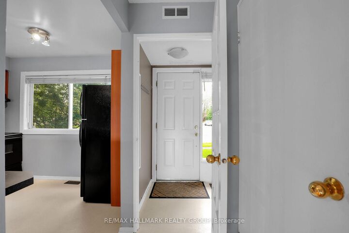 Property Photo:  2912 Fairlea Crescent  ON K1V 8T7 