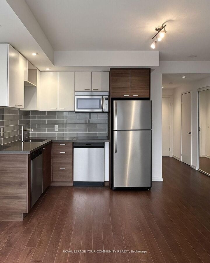 Property Photo:  121 McMahon Drive 3203  ON M2K 2X9 