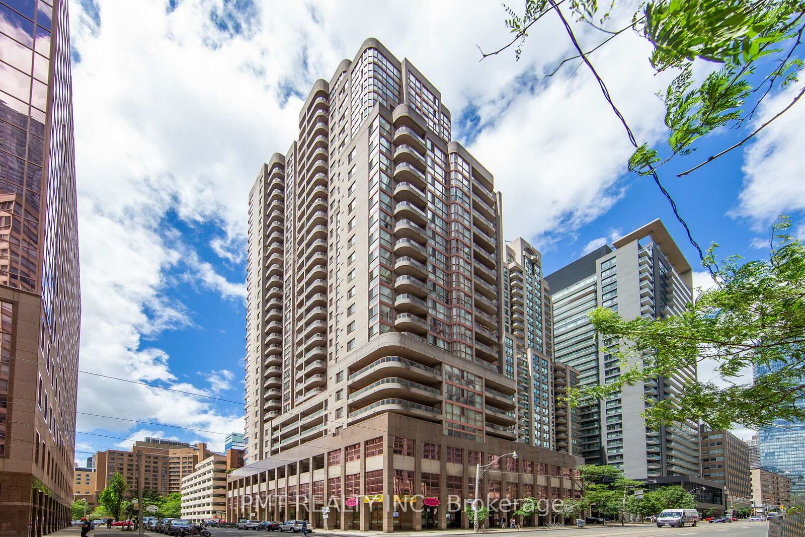 Property Photo: 736 Bay Street 1511 ON M5G 2M4