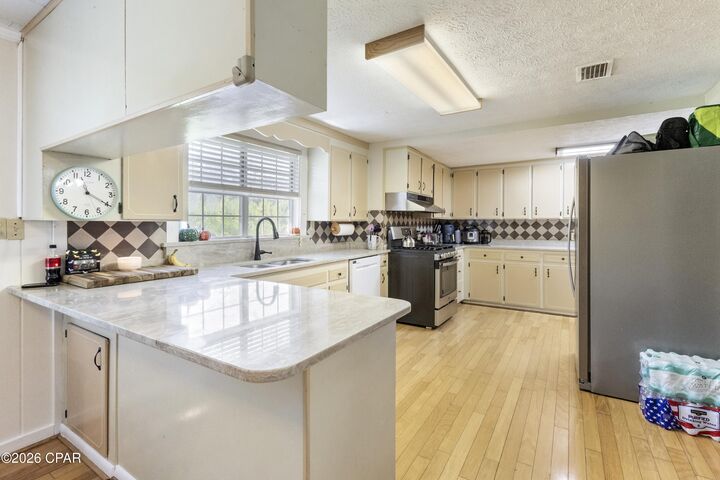 Property Photo: 1687 County Road 160 FL 32464