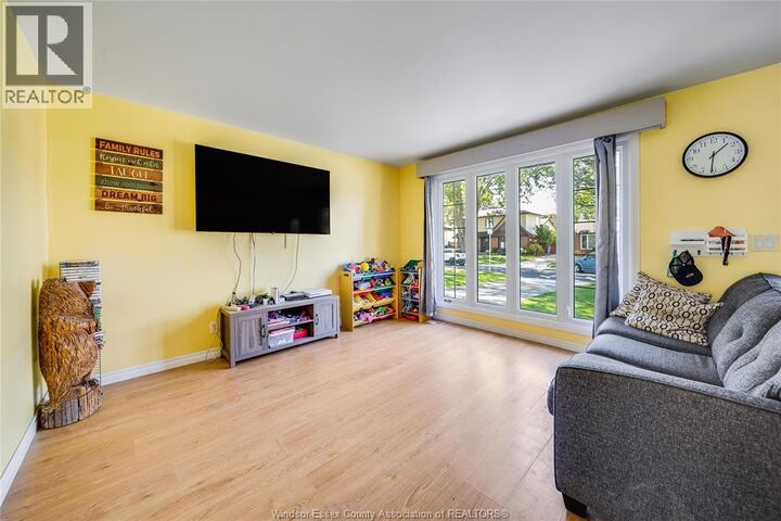 Property Photo:  368 Carling Crescent  ON N8S 3X8 