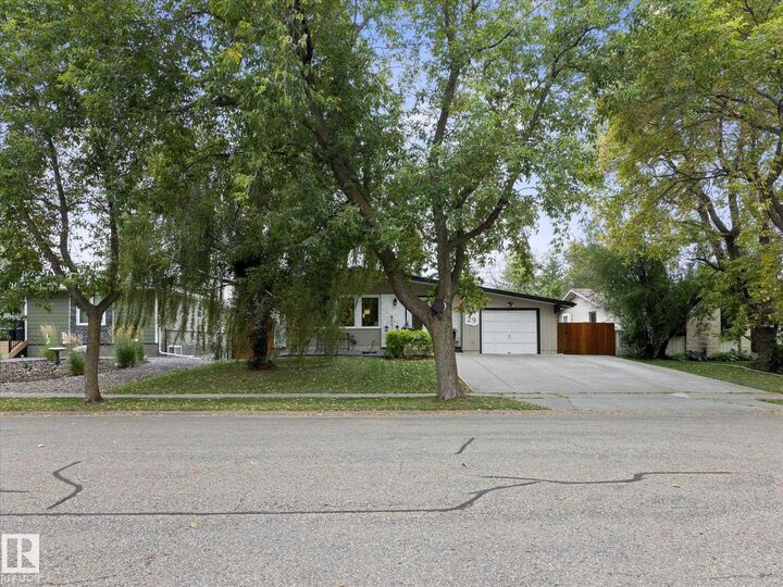 Property Photo:  29 Alcott Crescent  AB T8N 2H8 