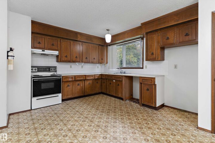 Property Photo:  1139 68 Street NW  AB T6K 3K3 