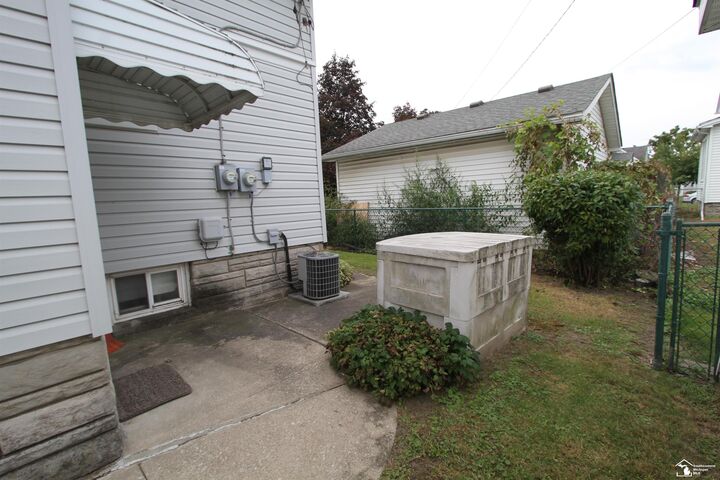 Property Photo: 16 W Sixth Street MI 48161