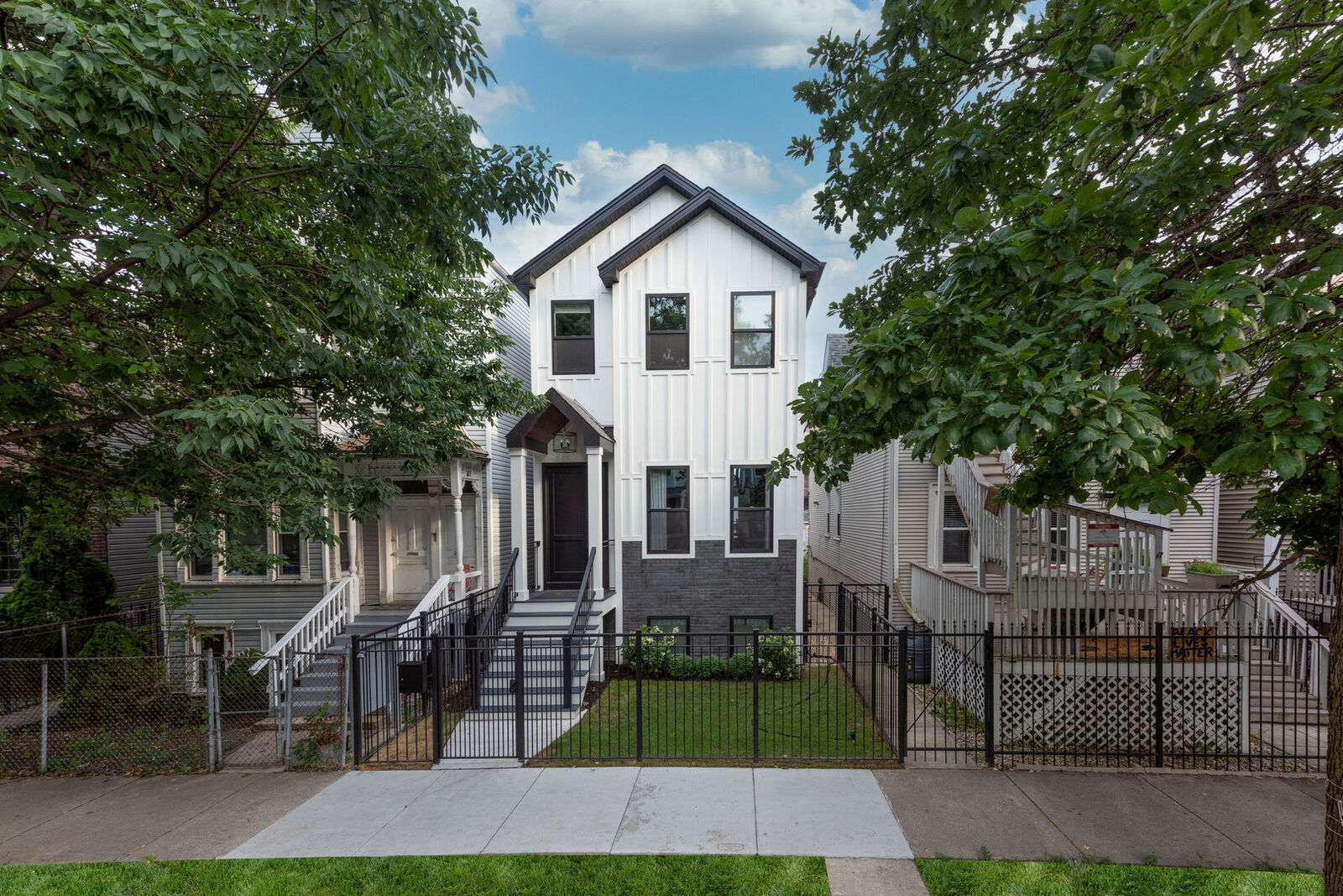 Property Photo: 2447 W Moffat Street IL 60647