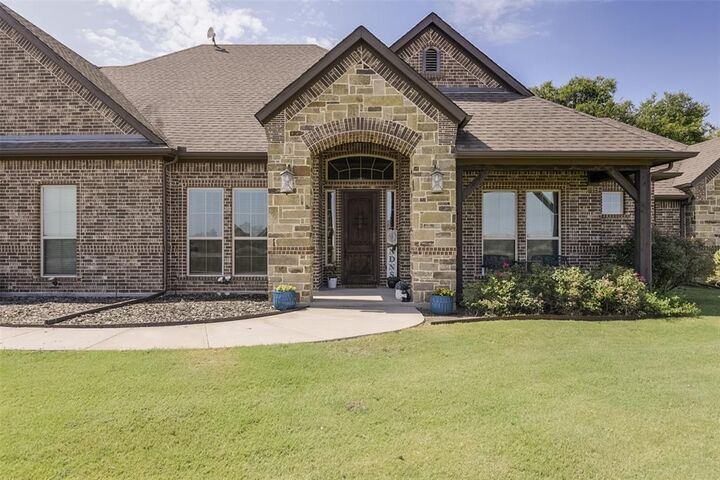 Property Photo:  505 Boz Road  TX 75167 