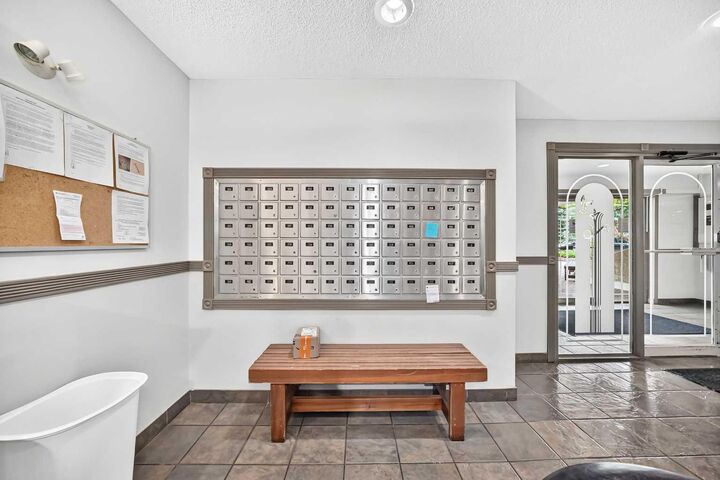 Property Photo:  525 56 Avenue SW 1P  AB T2Y 4Z9 