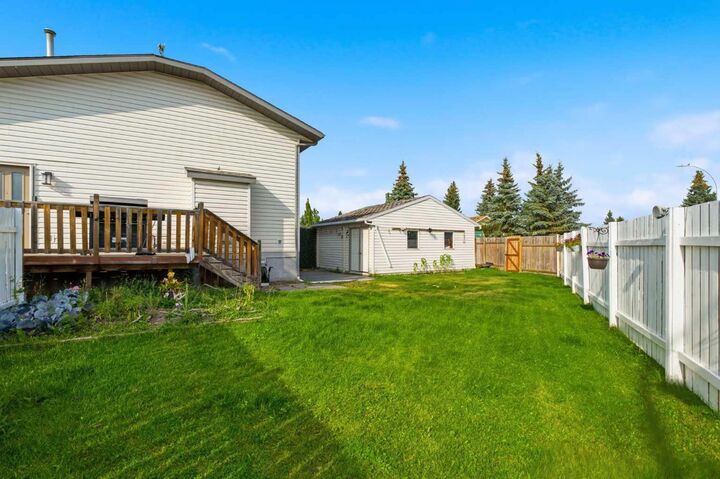 Property Photo:  48 West Aarsby Road  AB T4C 1L3 