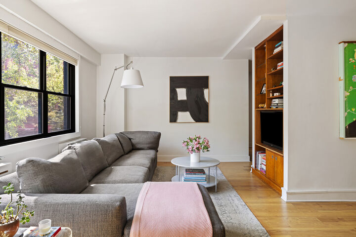 Property Photo:  31 Jane Street 2D  NY 10014 