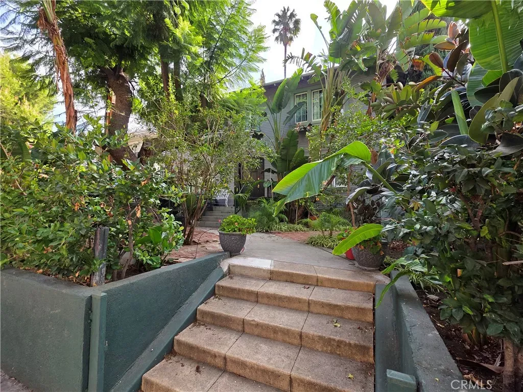 Property Photo:  1900 Taft  CA 90068 