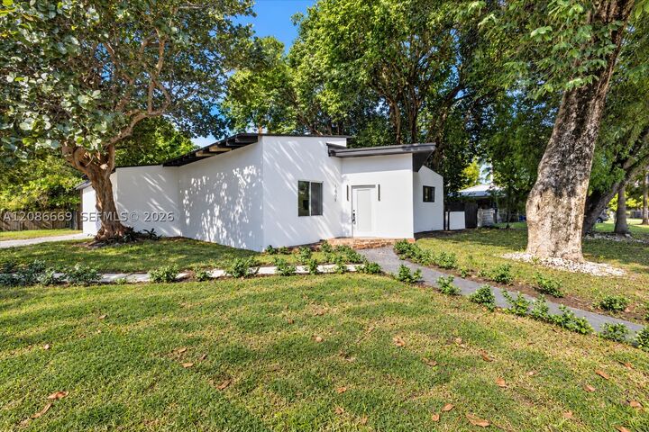 Property Photo: 1001 NE 82nd St FL 33138
