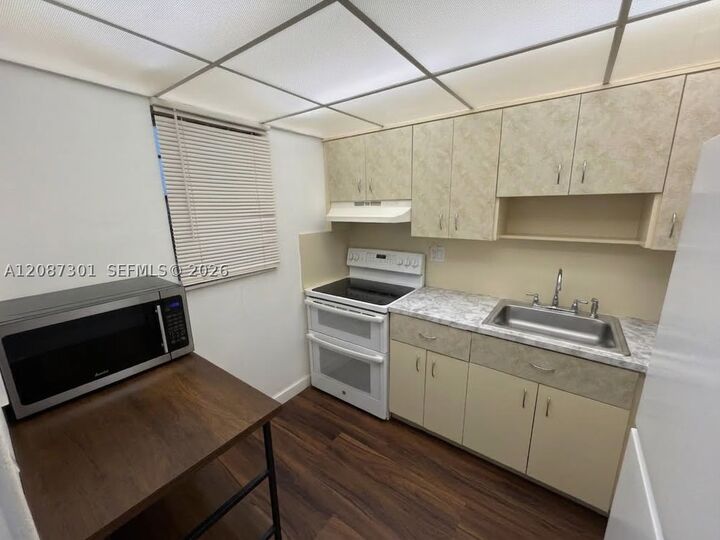 Property Photo:  220 SW 9th Ave 518  FL 33009 