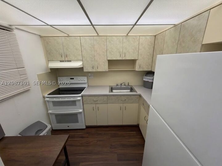 Property Photo: 220 SW 9th Ave 518 FL 33009