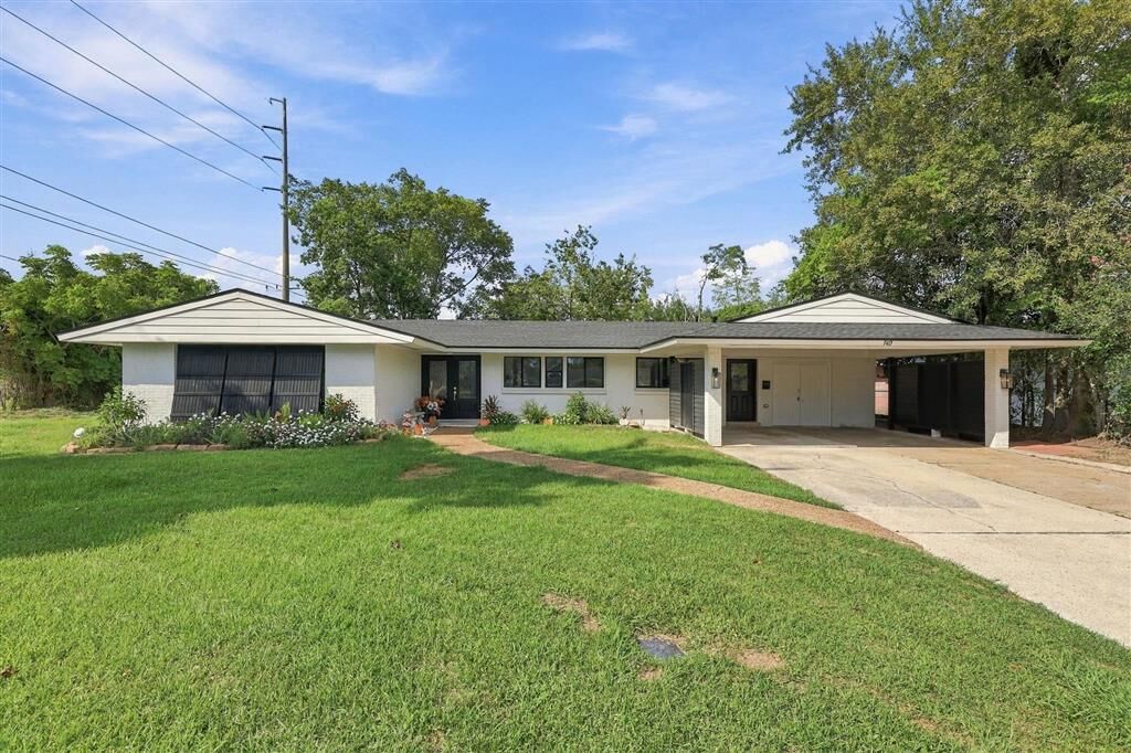 Property Photo: 740 W Claude Street W LA 70605