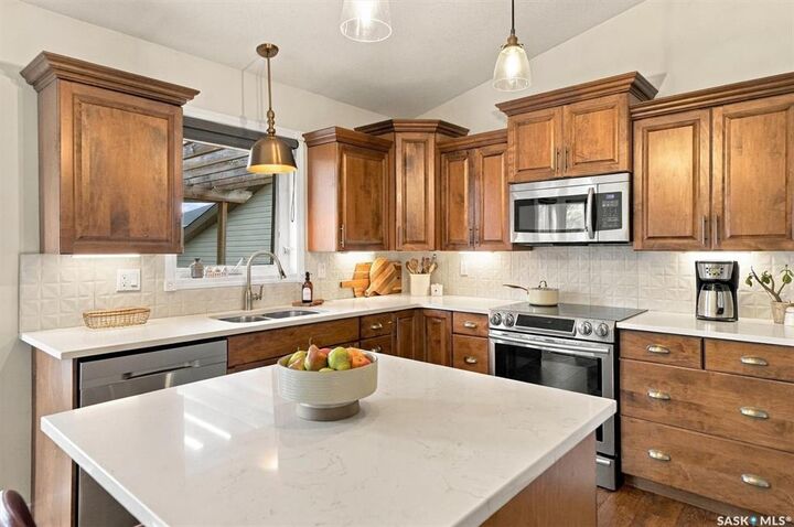 Property Photo:  512 Ens Crescent  SK S0K 4S0 