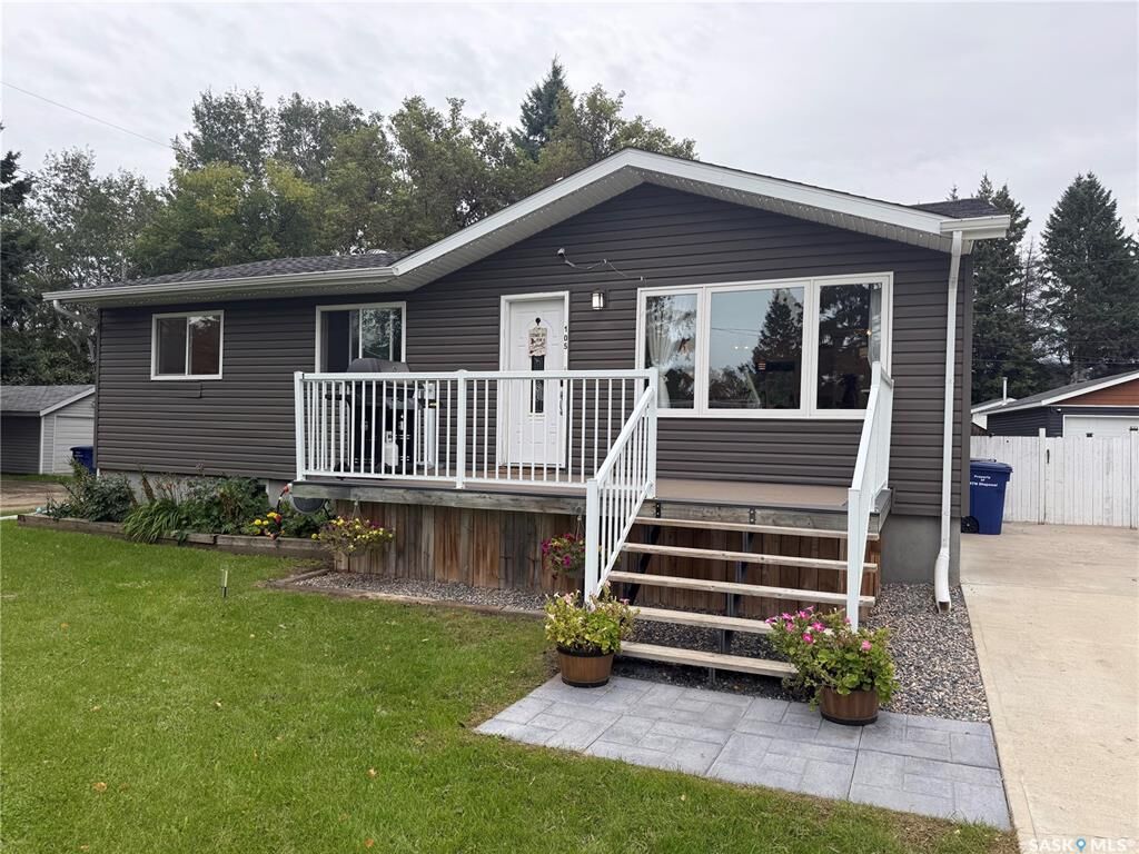 Property Photo:  105 5th Street E  SK S0E 1E0 