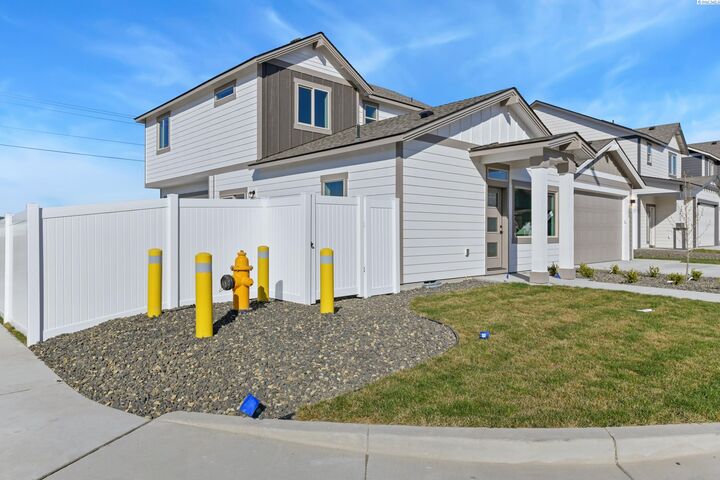 Property Photo:  302 Kraus Ct  WA 99353 