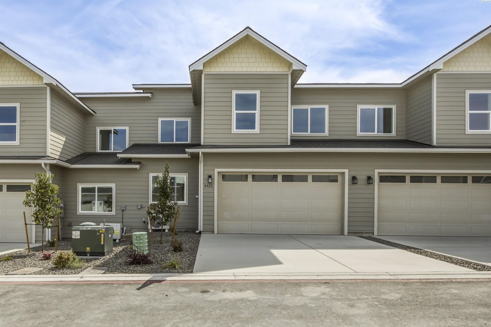 Property Photo:  4425 Conifer St  WA 99353 