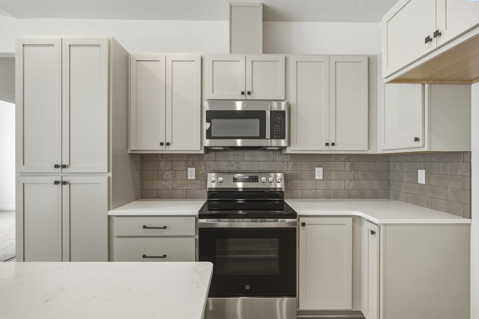 Property Photo: 4425 Conifer St WA 99353