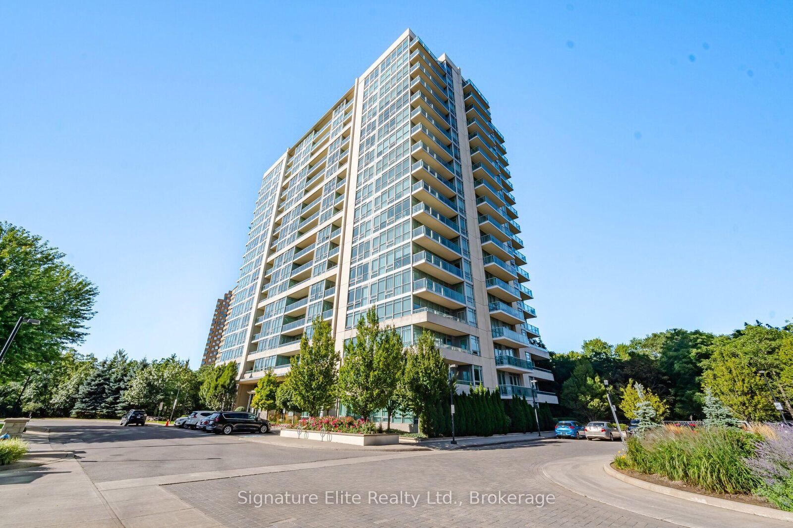 Property Photo: 1055 Southdown Road 1501 ON L5J 0A3