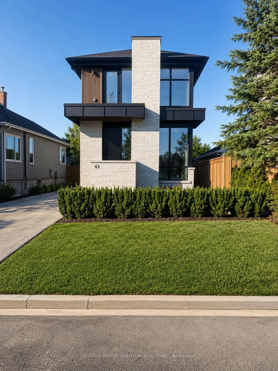 Property Photo:  43 Elmwood Avenue N #2  ON L5G 3K1 