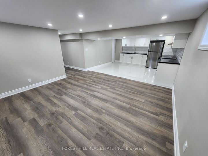 Property Photo:  2577 Whaley Drive Lower  ON L5B 1X1 