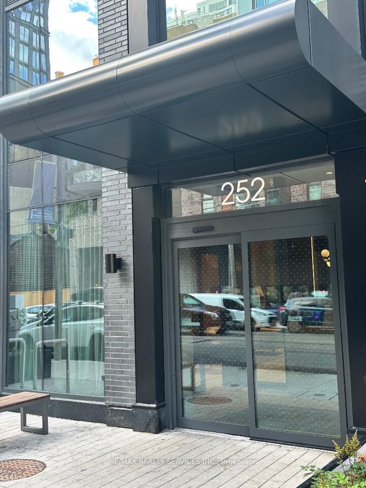 Property Photo:  252 Church Street 5612  ON M5B 0E6 