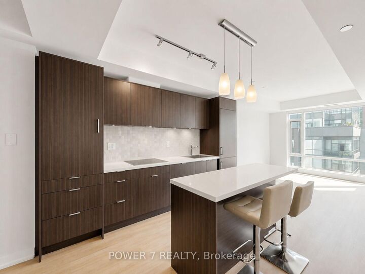 Property Photo:  21 Widmer Street 4207  ON M5V 0B8 