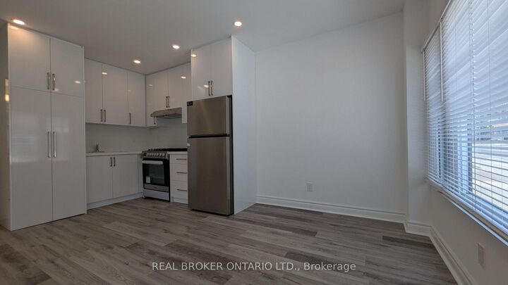 Property Photo:  1150 Woodbine Avenue Unit #1  ON M4C 4C9 