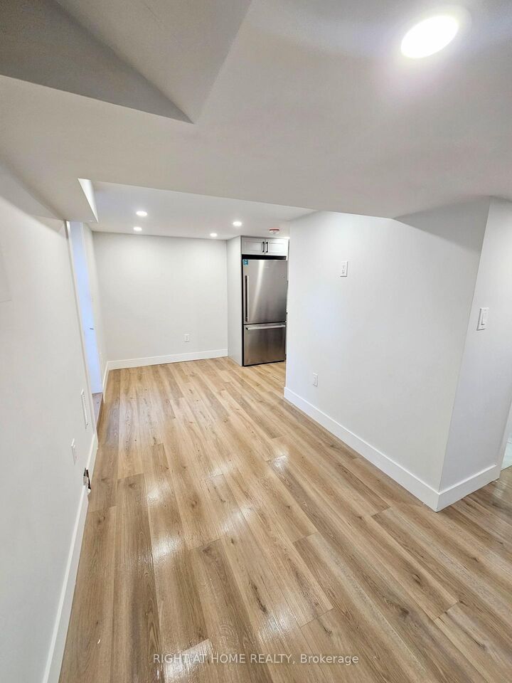 Property Photo:  47 Eastvale Place  ON L8H 1N9 