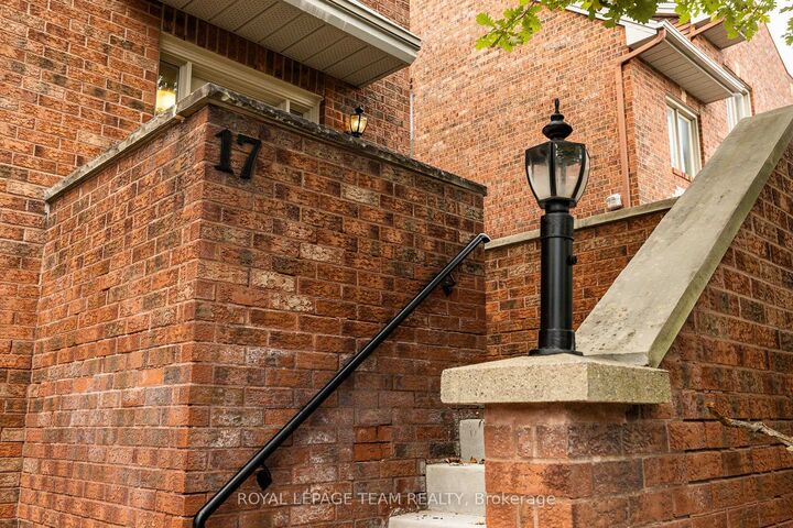 Property Photo: 17 Catherwood Court ON K2K 2K1