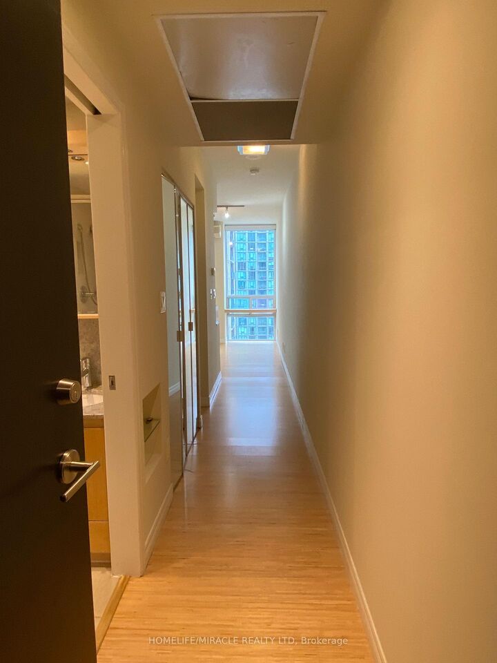 Property Photo: 3504 Hurontario Street 2606 ON L5B 0B9