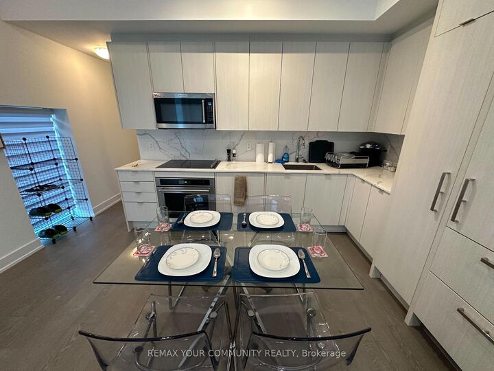 Property Photo:  175 Pears Avenue Th 1  ON M5R 0C1 