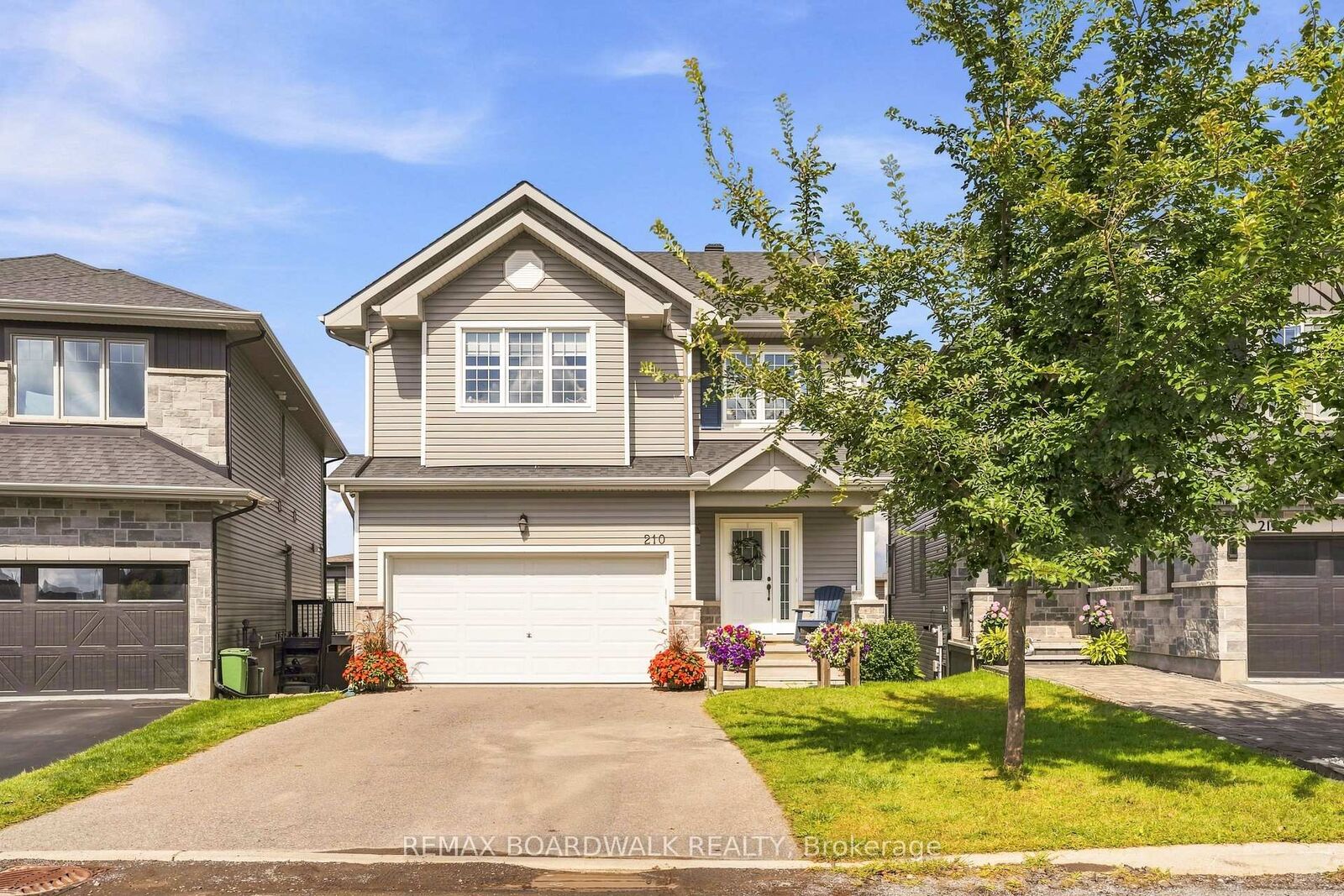 Property Photo:  210 Pingwi Place  ON K1X 0G1 