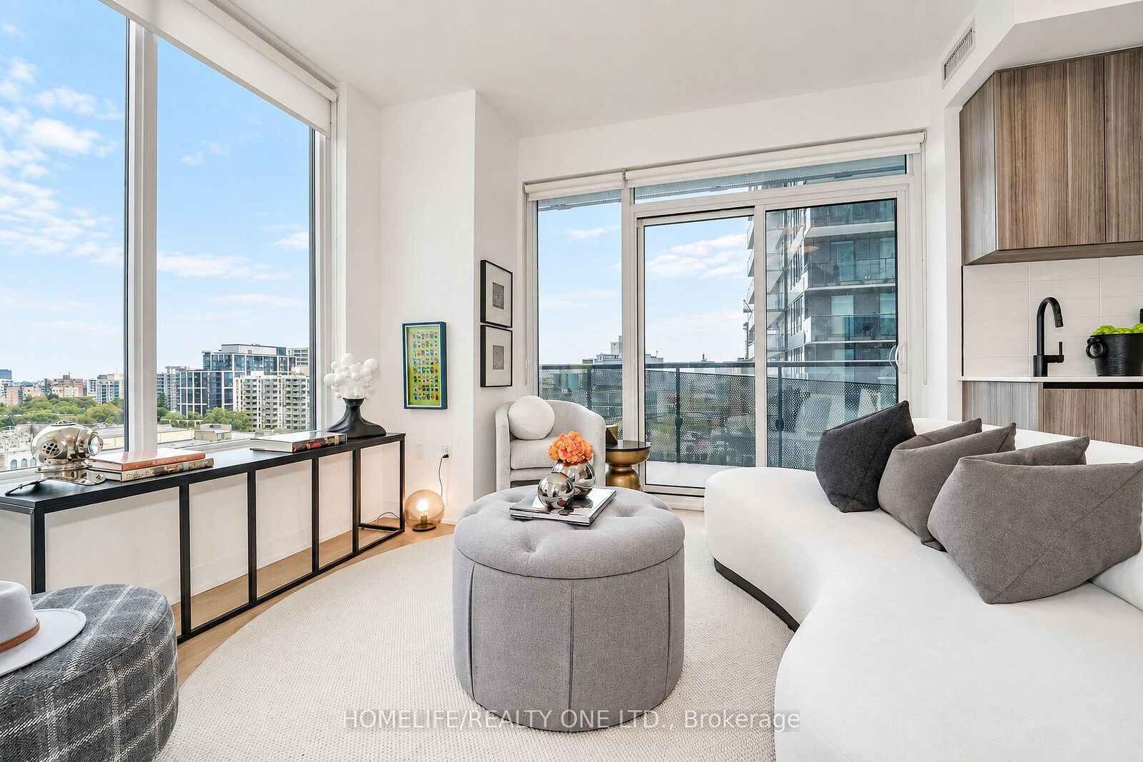 Property Photo:  117 Broadway Avenue 1111  ON M4P 1V3 