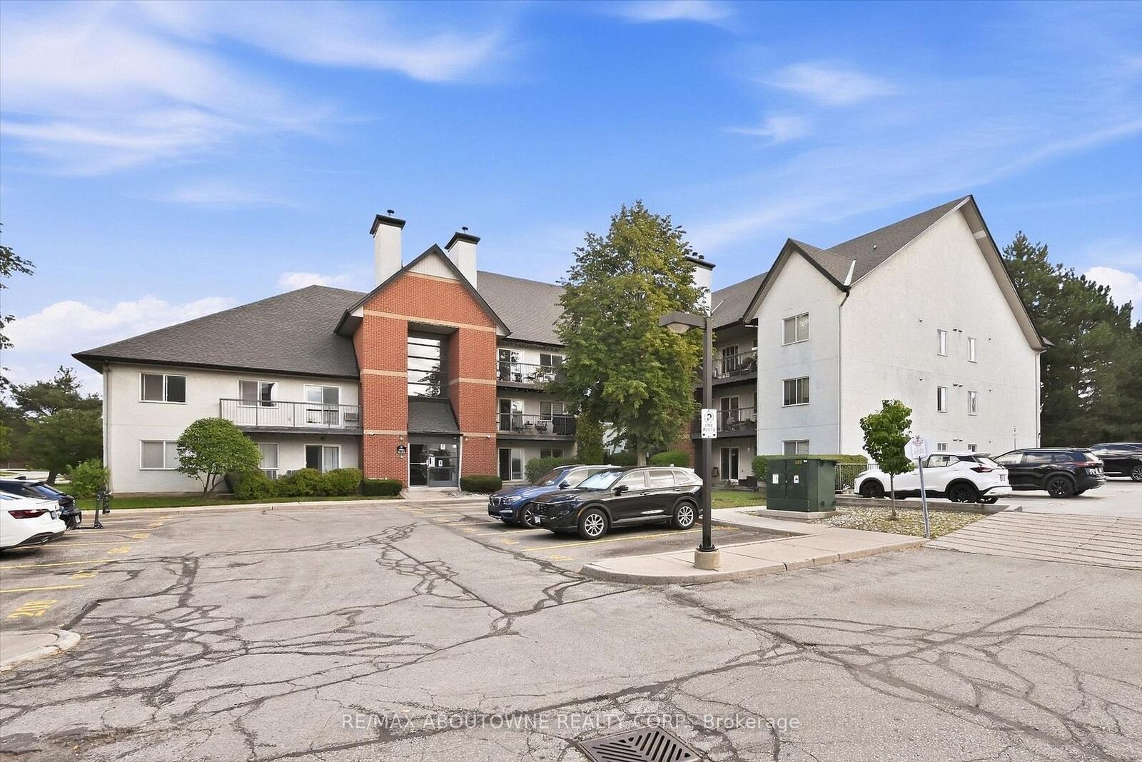 Property Photo: 1450 Glen Abbey Gate 1121 ON L6M 2V7