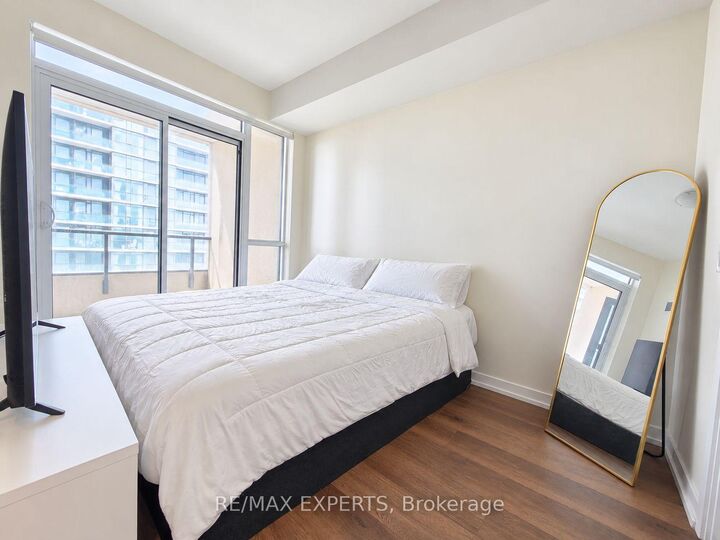 Property Photo:  4055 Parkside Village Drive 1217  ON L5B 0K2 