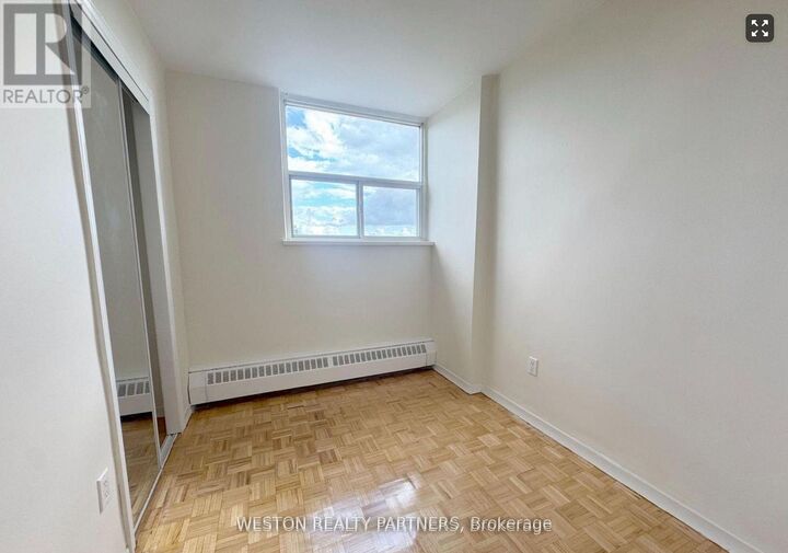 Property Photo:  44 Walmer Road 801  ON M5R 2X5 