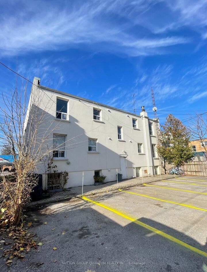 Property Photo:  339 Lakeshore Road E 3  ON L5G 1E7 
