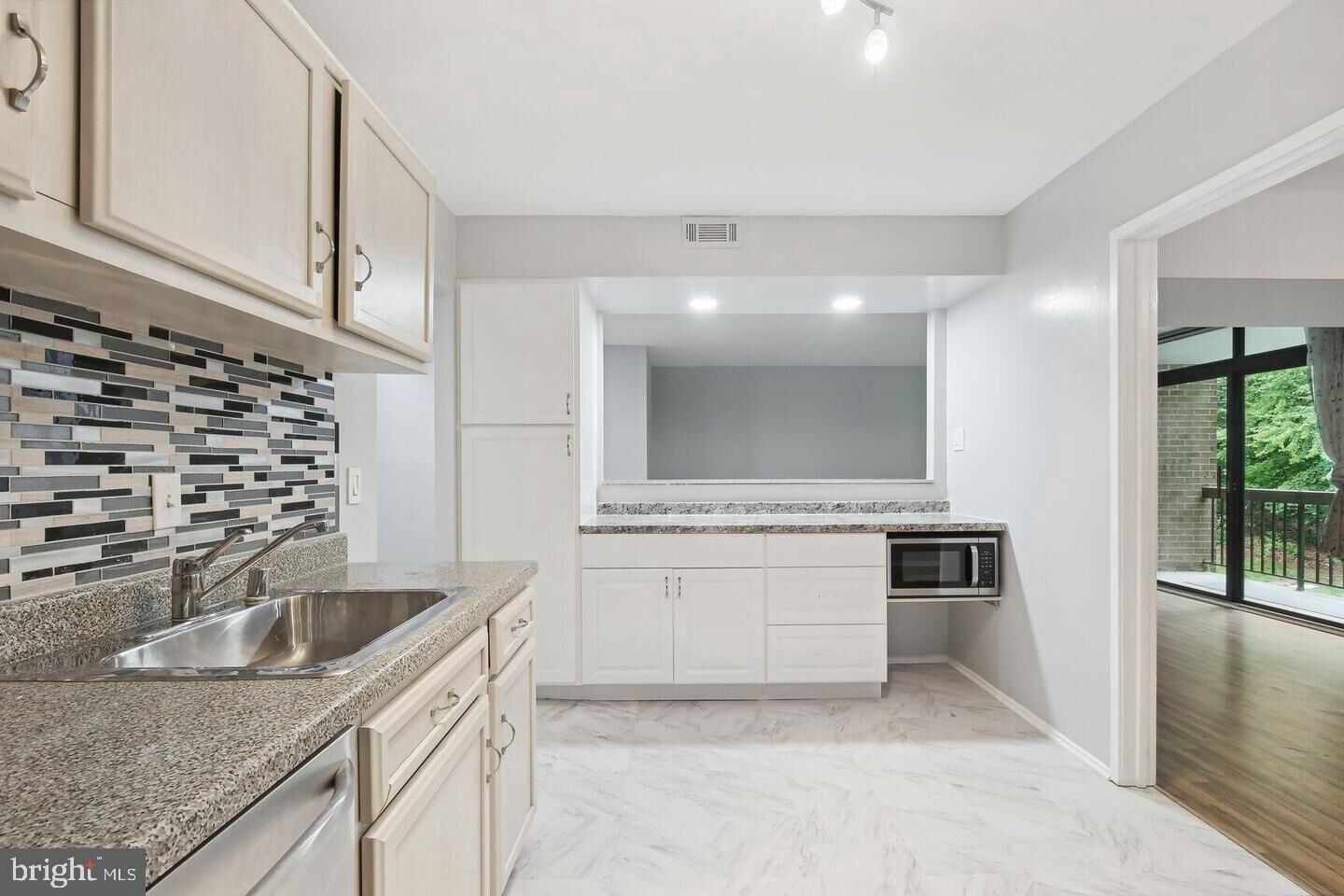 Property Photo: 1635 Parkcrest Circle 8D/201 VA 20190