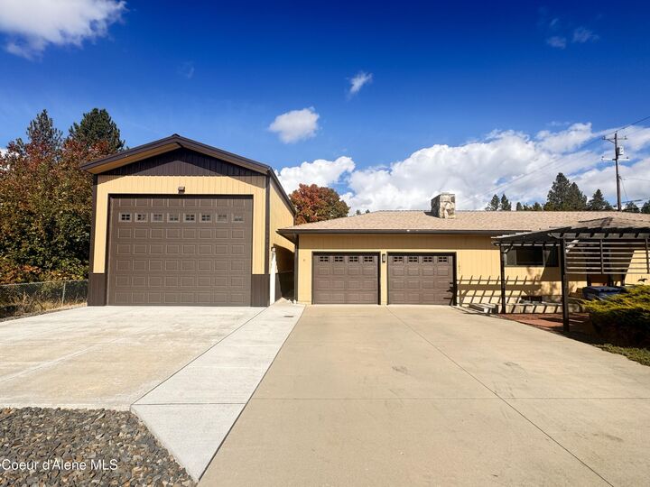 Property Photo:  1621 E Haycraft Ave  ID 83815 