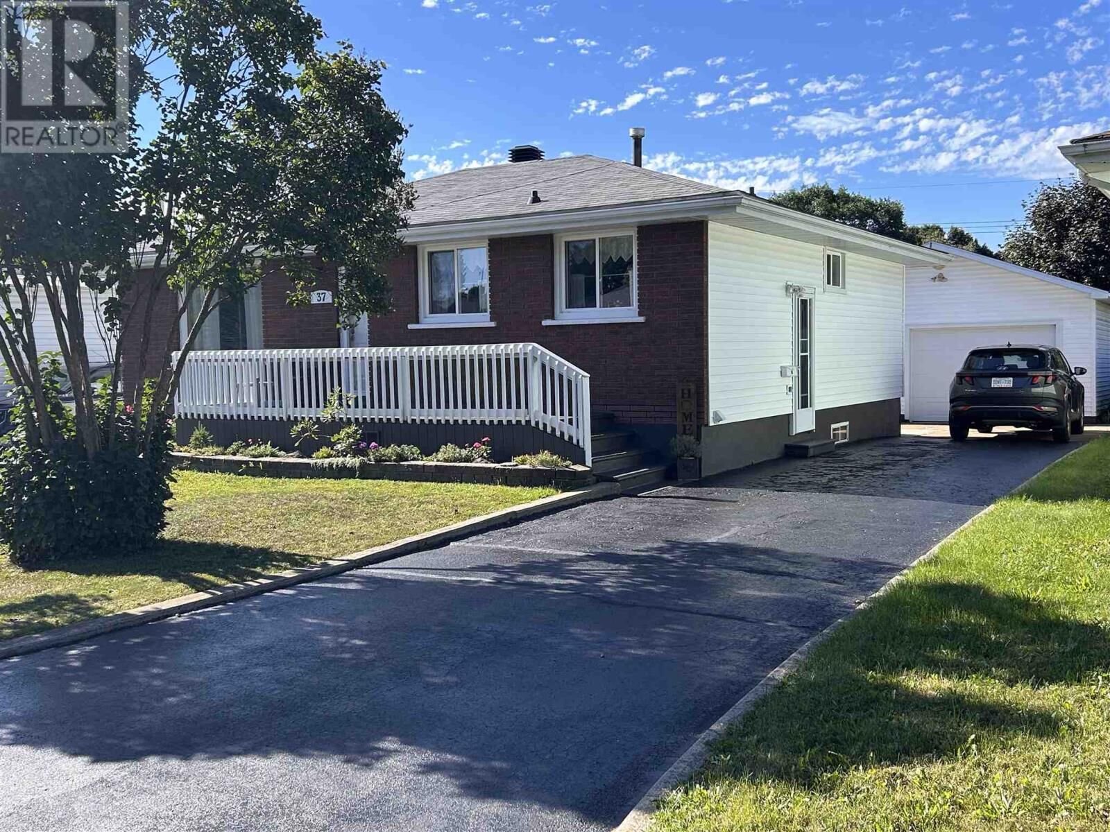 Property Photo:  37 South Market St  ON P6A 5G5 